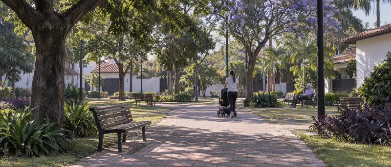 Plaza de barrio con bancos y árboles en una mañana tranquila en el Gran Asunción